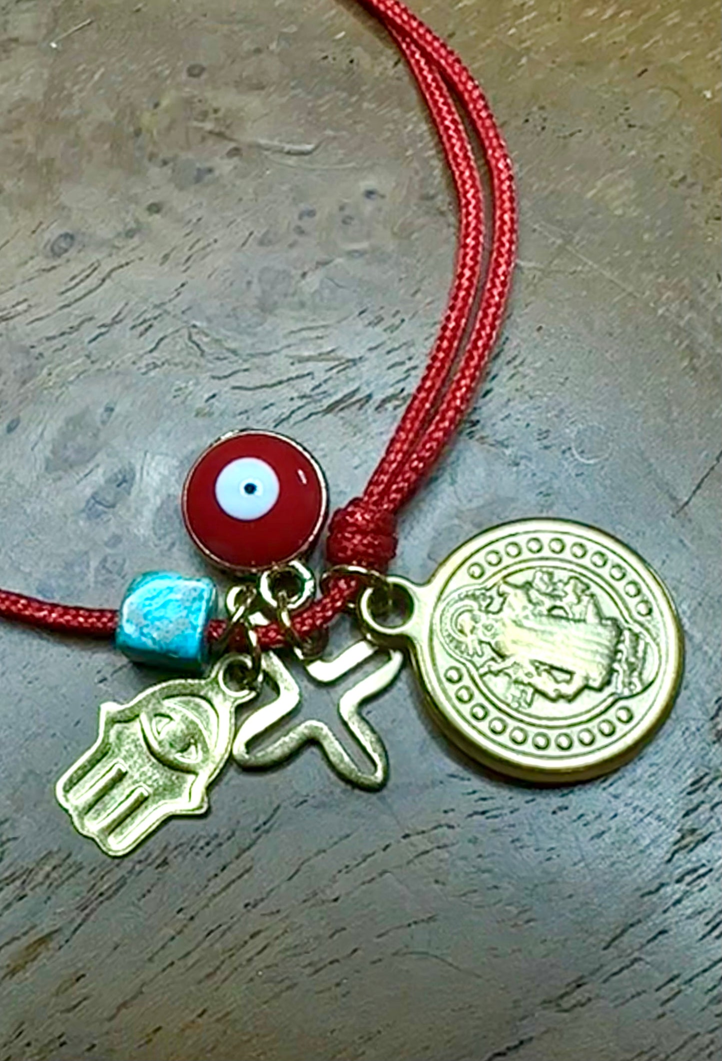 Pulsera de hilo rojo con amuletos